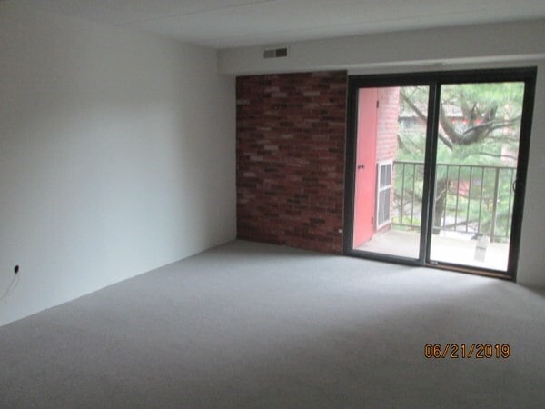 Building Photo - 146 Marble St