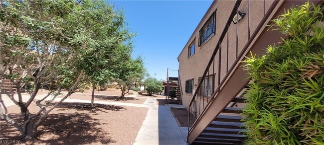 Building Photo - 615 S Royal Crest Cir