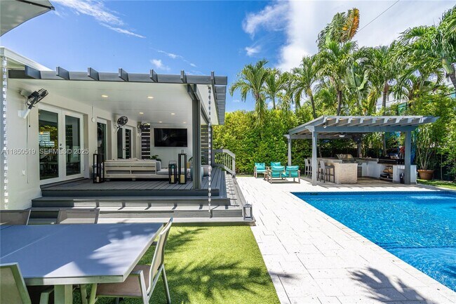 Building Photo - 525 Lakeview Dr