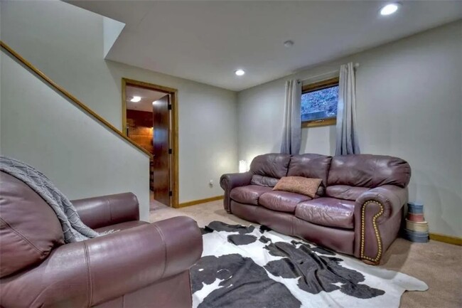 living room in master bedroom - 7022 Aska Rd