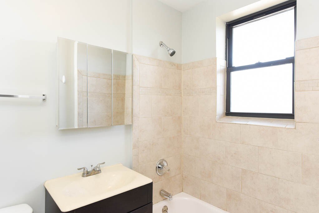 Building Photo - 4409 N Wolcott Ave