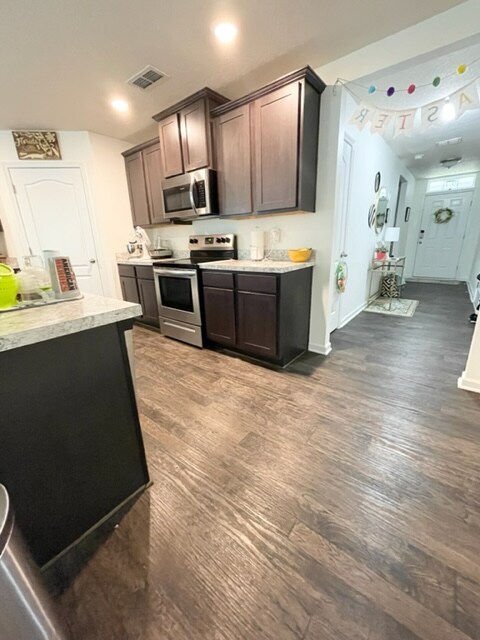 Building Photo - 253 Cody St