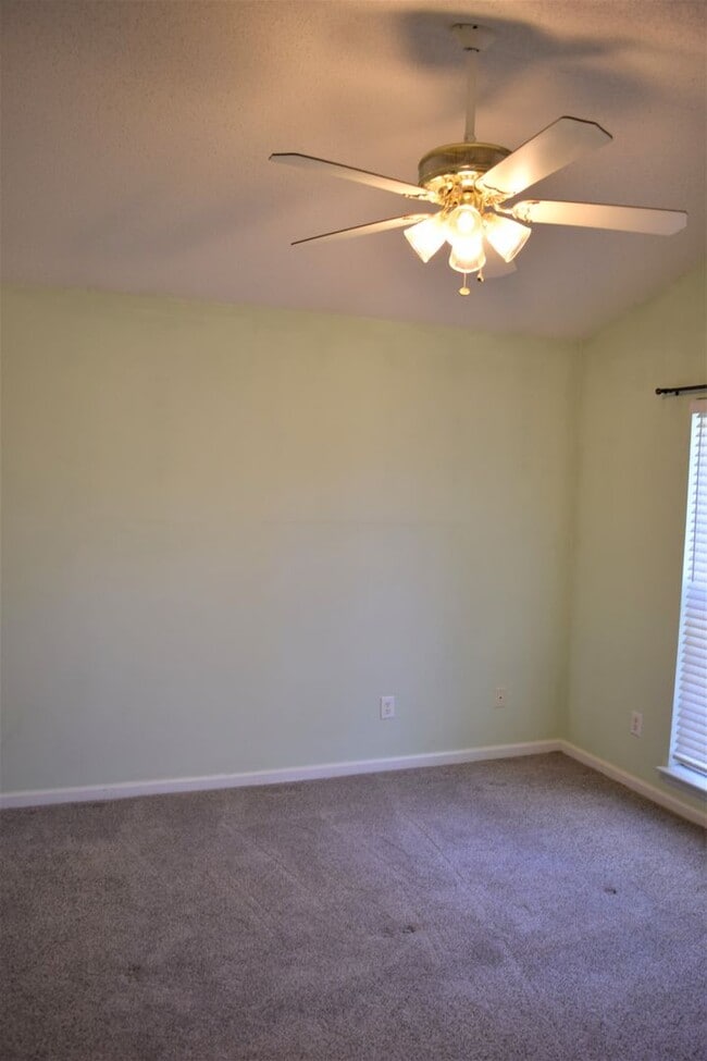 Building Photo - Cute Ranch Style Home - Fenced Yard