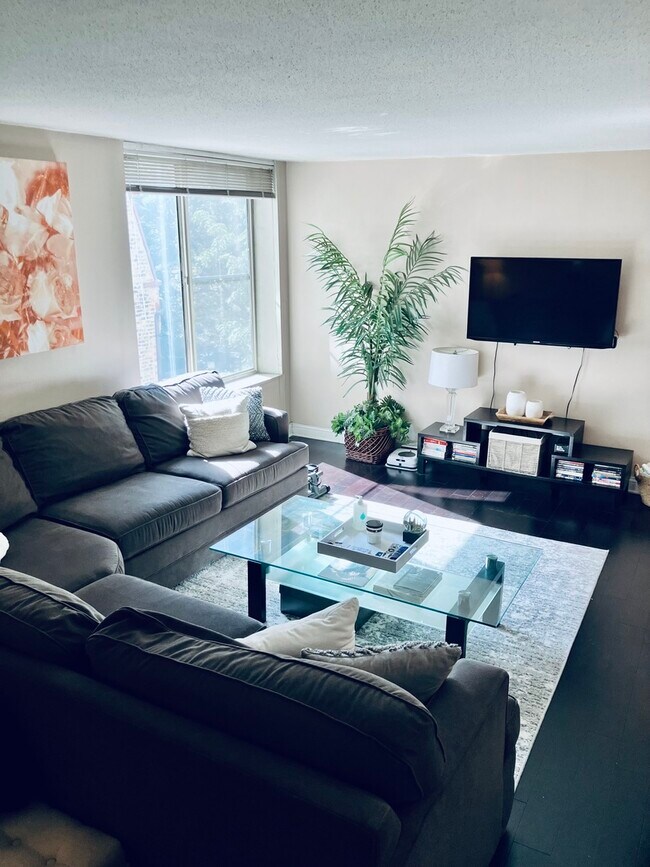 Building Photo - 1339 N Dearborn St