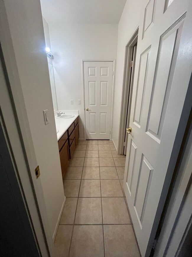 Building Photo - Beautiful 4 Bedroom Home!