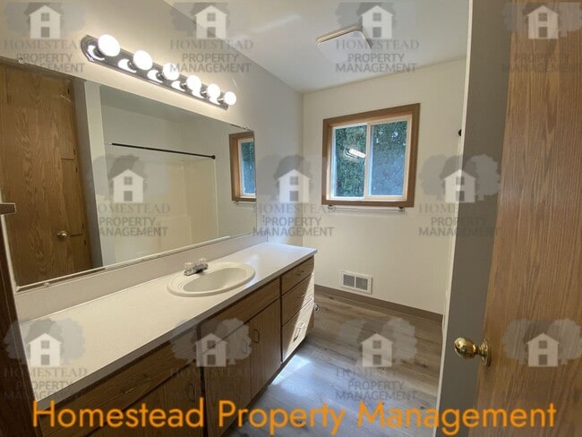 Building Photo - 545