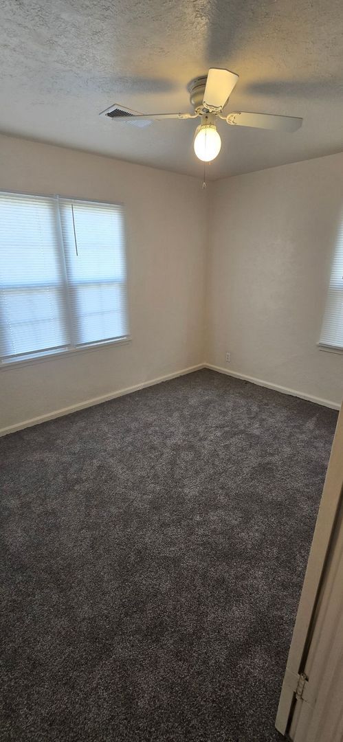 Building Photo - 2518 Applegate Ave