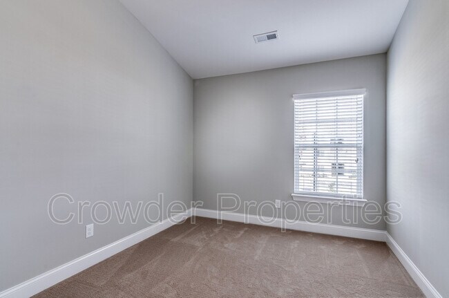 Building Photo - 362 Halton Crossing Dr SW