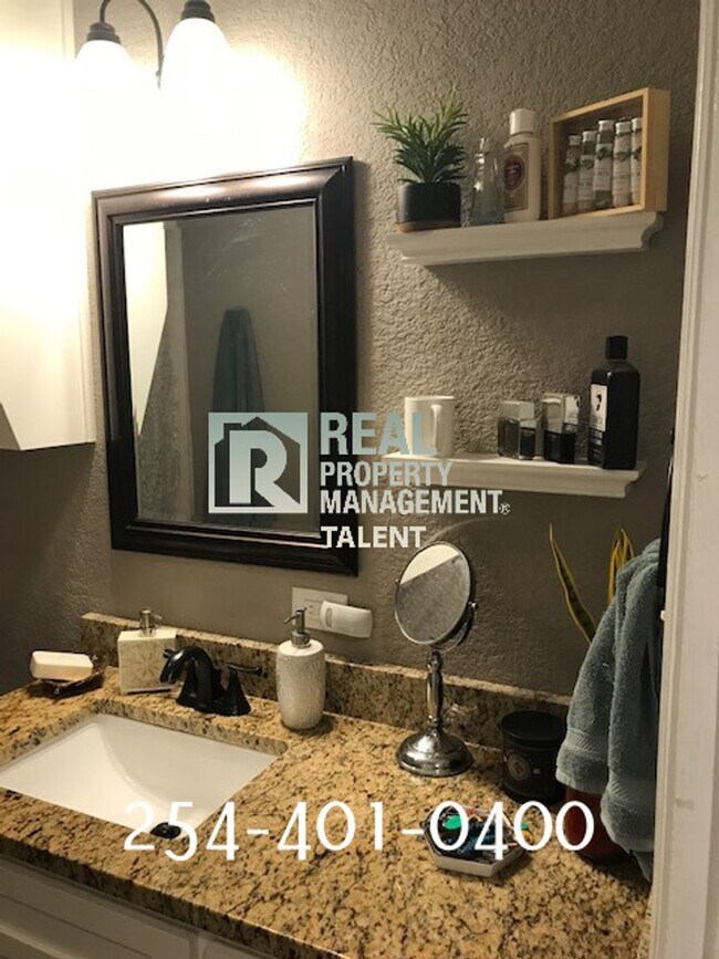 Building Photo - **Available in August** 3 Bedroom, 1 Bathr...