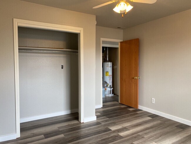 Building Photo - 2 Bedroom 2 Bath Townhome w/ large 2 car garage - Freshly remodeled - Available Now