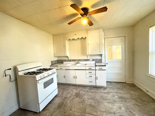 Building Photo - 714 6th Ave NW