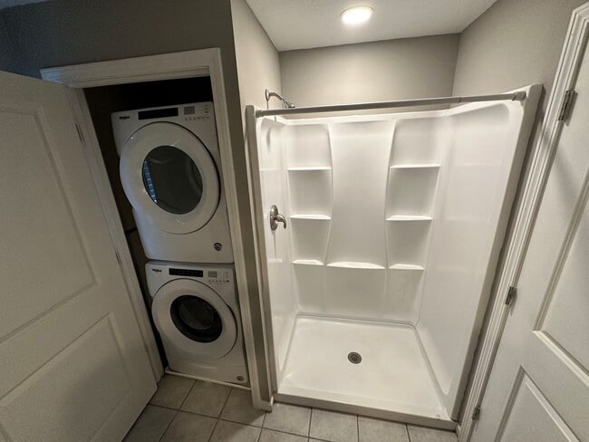 Building Photo - Spacious 3 Bedroom 2 Bath Townhome