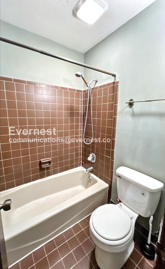 Building Photo - 3 Bed/2 Bath Home with Garage / Pet-Friend...