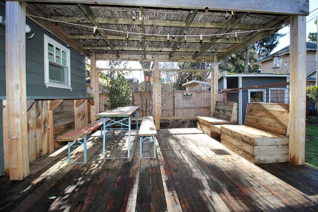 Building Photo - Spectacular 3 Bed English Tudor in the Per...