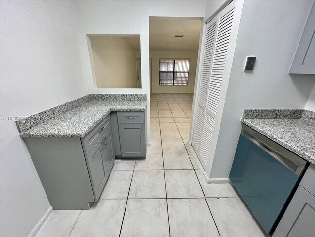 Building Photo - 10992 Royal Palm Blvd