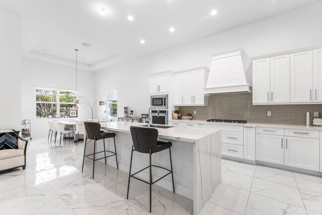 Building Photo - 9256 Crestview Cir