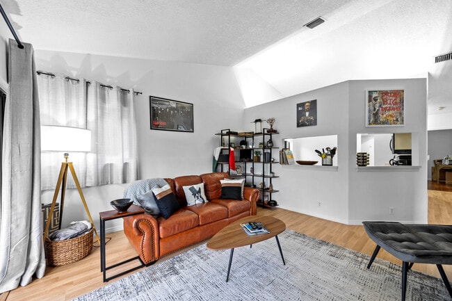 Building Photo - 15 Vía De Casas Sur