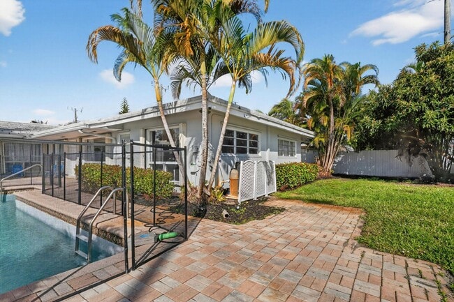 Building Photo - 1761 NE 55th St