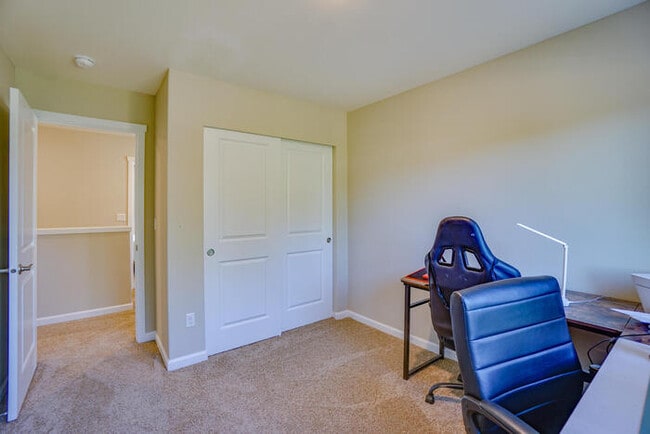 Building Photo - NEWER THREE BEDROOM IN ORCHARDS