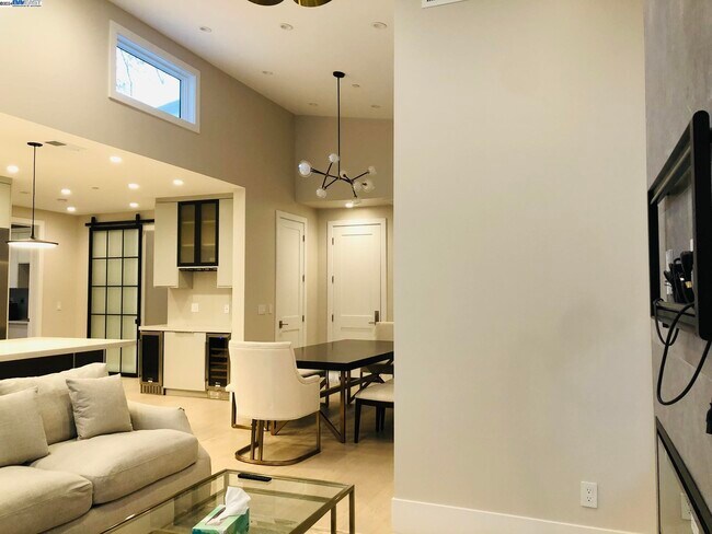 Building Photo - 466-4B1 Ruthven,Palo Alto CA 94301