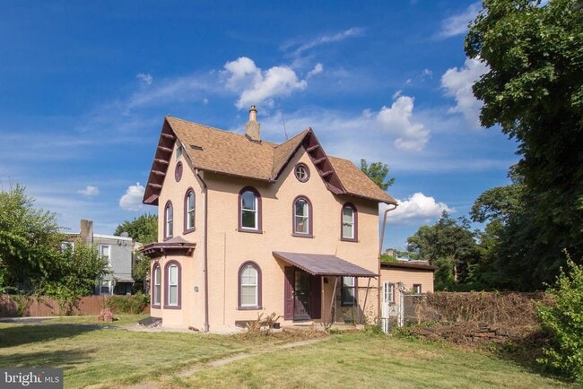 Building Photo - 724 E Locust Ave