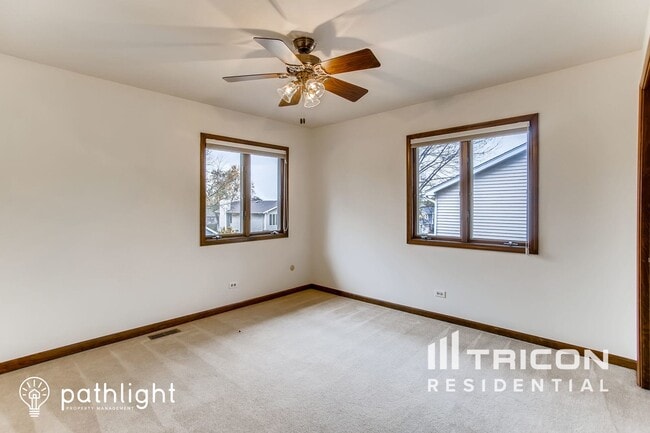 Building Photo - 2479 Lakeside Dr