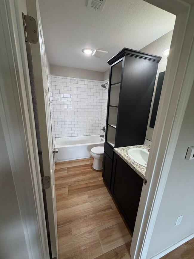 Building Photo - 2 BEDROOM 1 BATH HOUSE ALL ELECTRIC TILE FLOORING CENTRAL HEAT & AIR STACK WASHER/DRYER INCLUDED