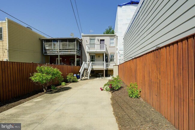 Building Photo - 1123 7th St NE
