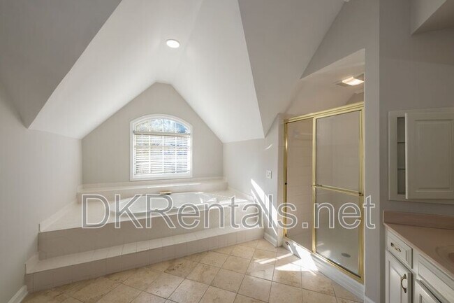 Building Photo - 841 Lakeglen Dr