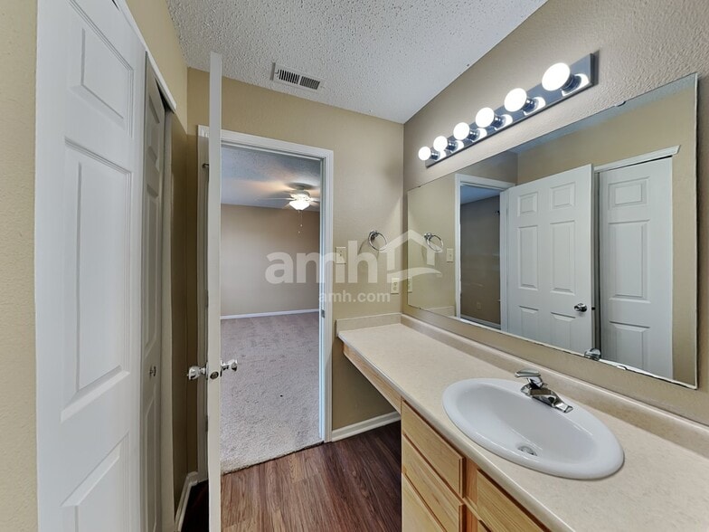 Building Photo - 6765 W Littleton Dr