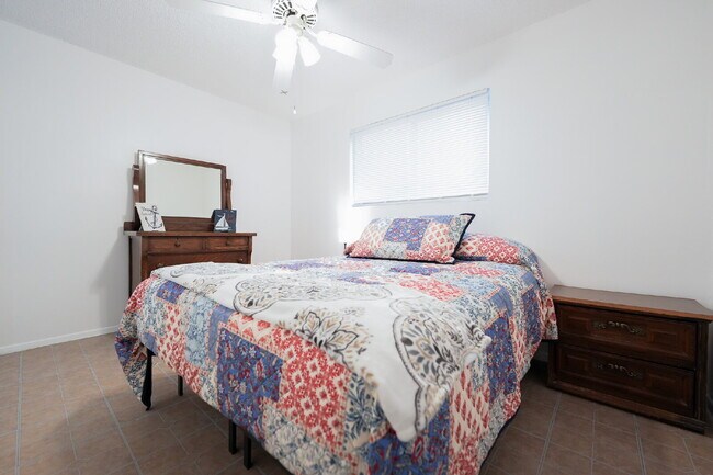 Building Photo - Warm and Welcoming Fully Furnished 2BR/1BA...