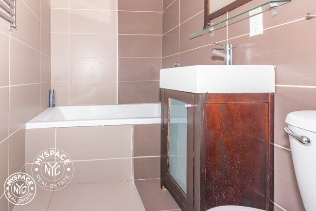 Building Photo - 1375 Greene Ave