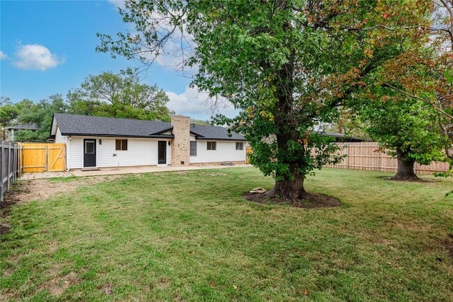 Building Photo - 2207 Southern Oaks Dr