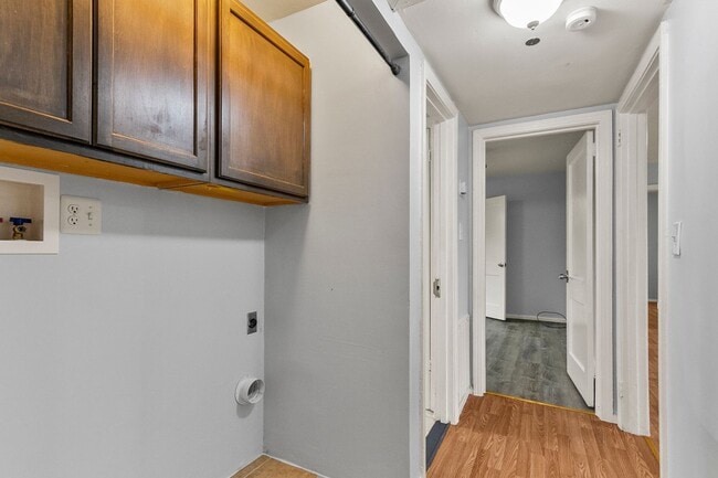 Building Photo - Charming Circlewood Cottage Available NOW!