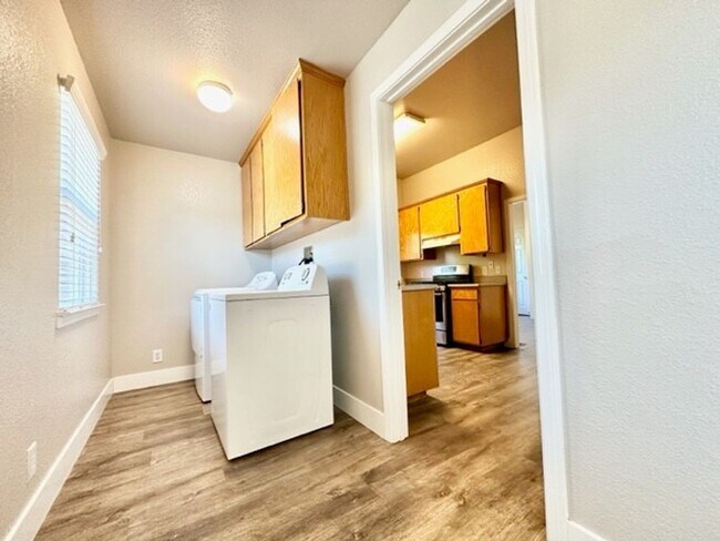 Building Photo - New Rate! Available June 2026! Plus 1/2 off 1 full month of rent! Newly updated, spacious 5 bedro...