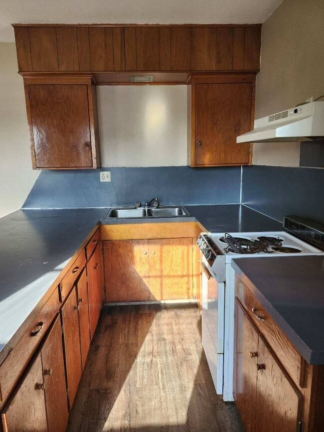 Building Photo - 804 Main Ave W