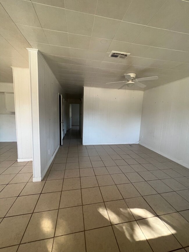 Building Photo - Swan Lake Cuttie...