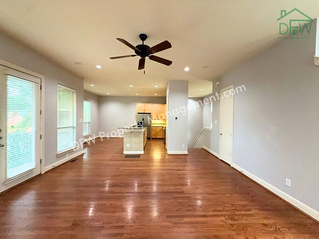 Building Photo - Elegant and Spacious 2-Bedroom Townhome with Rooftop View in Dallas