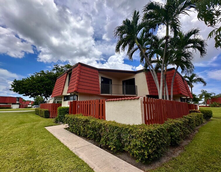 Building Photo - 3871 Victoria Dr