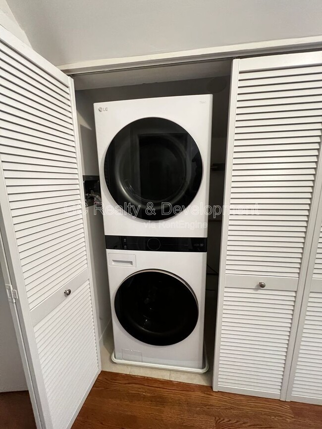 Building Photo - 1423 W Oakdale Ave