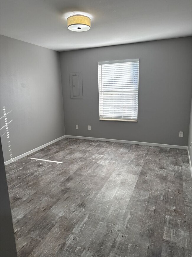 Building Photo - 1051 Minns Dr