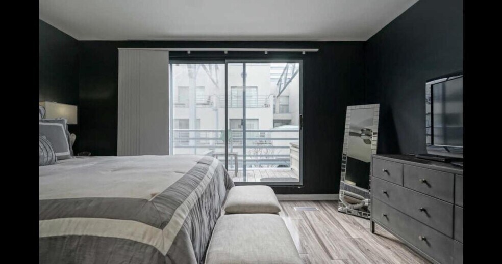 Building Photo - 3 N Christopher Columbus Blvd