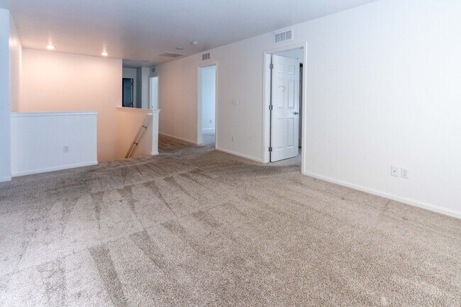 Building Photo - Available NOW! 4 Bedroom 3 Bath Beautiful Home