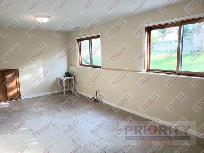 Building Photo - 3 bedroom, 2.5 bath Single-Family Home