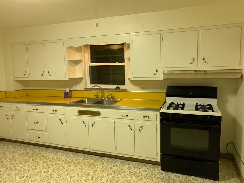 Kitchen - 916 Portland St