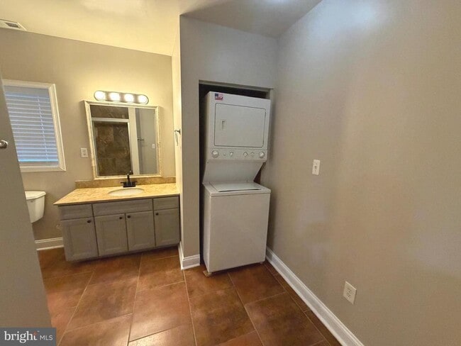 Building Photo - 728 18th St S