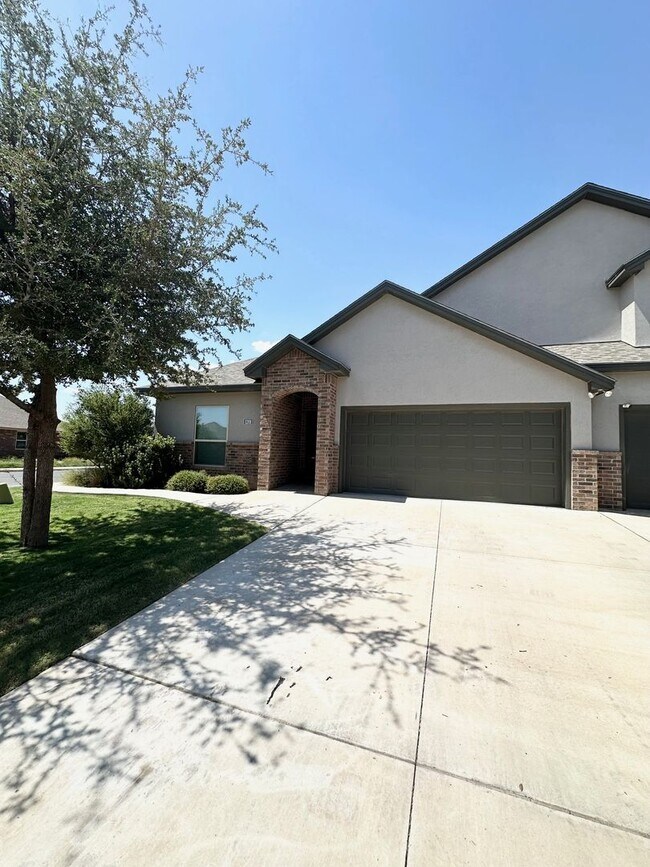 Building Photo - Stunning 3 Bed 2 Bath Ready To Rent ASAP!