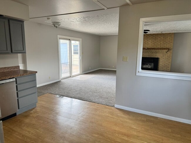 Building Photo - 5 Bedroom ,3 bathroom Single Family Unit