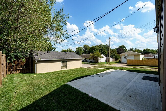Building Photo - 1701 Briedweng Ave