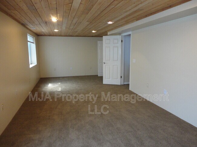 Building Photo - 112 1600 S